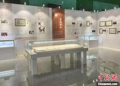 “笔鉴丹心——手稿中的中国科学家精神主题展”第四篇章“ 求真探源”。　中国科协科技传播中心 供图