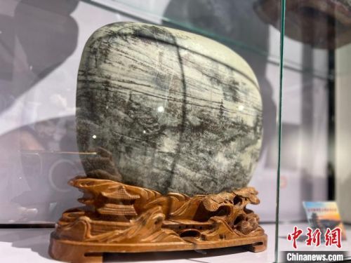 图为黄河石纹路奇特。　杨娜 摄