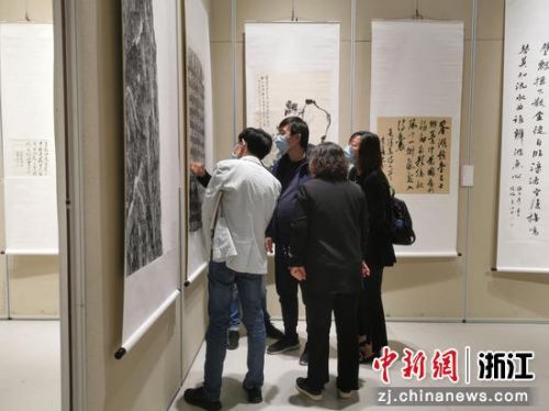 书画爱好者沉浸式交流展出作品。 倪七一 提供