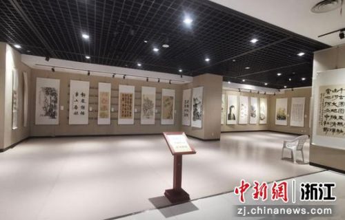 绍台女子书画交流展现场。 倪七一 提供