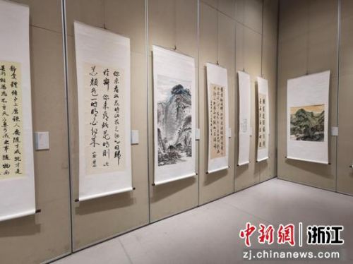 绍台女子书画交流展一角。 倪七一 提供