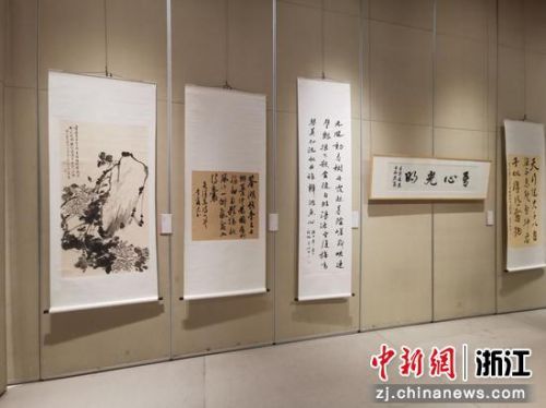 绍台女子书画交流展现场。 倪七一 提供