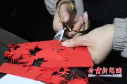 甘肃民间剪纸大师向20个国家展出《抓髻娃娃》