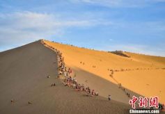 甘肃敦煌盛夏旅游高潮迭起 人流如潮驼队如龙