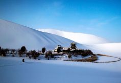 甘肃敦煌鸣沙山月牙泉迎来2016年第一场雪