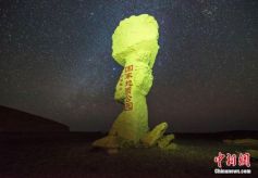 甘肃敦煌雅丹地貌呈大漠与星空辉映美景