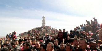 万人围观甘肃张掖甘州区古城村举办斗羊迎元宵活动