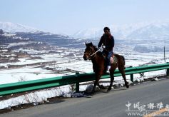 春雪过后的天水张家川县关山色彩