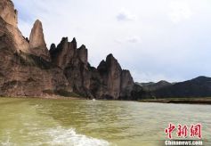 甘肃黄河三峡夏日现“山水画卷”