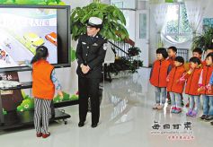 甘肃兰州城关交警大队民警为幼儿园小朋友上交通安全课