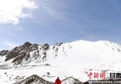 甘肃肃北夏日透明梦柯冰川展现独特壮观美景