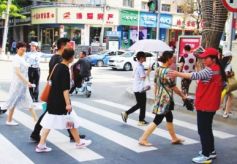 兰州千余志愿者劝导交通不文明行为