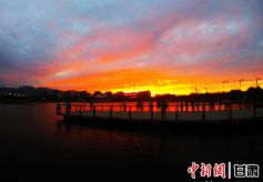 甘肃金昌戈壁水域夕阳“红”美景如画