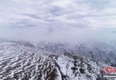 甘肃祁连山初秋迎降雪美景养眼