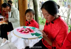 甘肃陇南包集村巧手绣出幸福生活