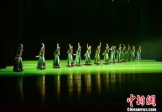 甘肃省酒泉肃北“乌兰牧骑”演绎别样蒙古族“味道”