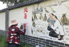 甘肃学子暑期手绘千米文化墙 扮靓新农村
