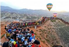 张掖七彩丹霞景区“双节”迎来旅游小高峰 日均接待游客逾3万人次