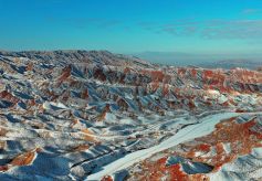 张掖平山湖大峡谷：丹山赤壁披银纱