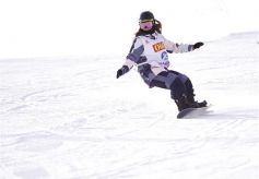 雪上竞速第六届全省大众高山滑雪邀请赛昨日举行