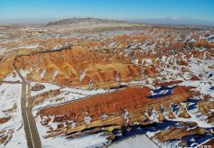 甘肃张掖七彩丹霞恢复开放 现“雪浴丹霞”景观