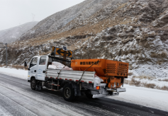 甘肃酒泉阿克塞公路段：鏖战风雪 除冰保畅