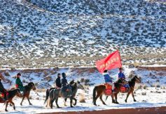 张掖甘州区平山湖乡：骑马踏雪送温暖