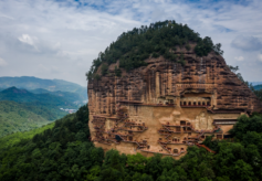 《丝路文明》丨麦积山石窟：小陇山上的千年佛国