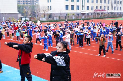 武术社团学生正在联系武术 (1).png