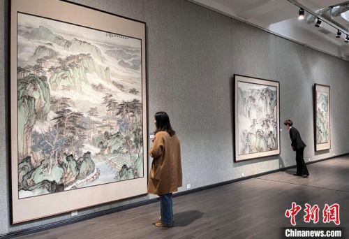 石峰中国山水画作品展开幕展现人与自然和谐之美