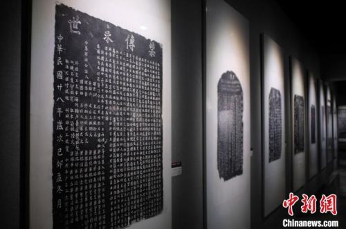 展览涉及寺庙会馆、公共事业活动、舆图界址等多类古碑。　刘俊聪 摄