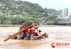 羊皮筏子“浪兰州”　体验黄河上的“速度与激情”