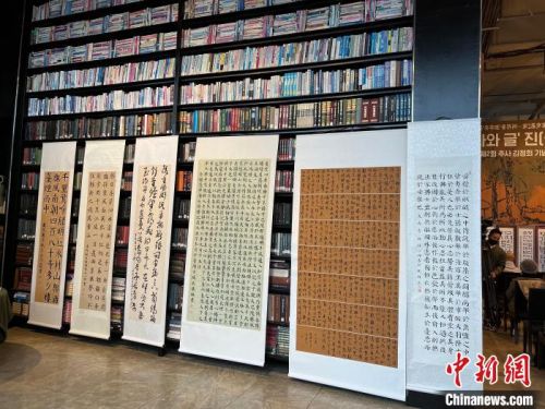 图为活动现场展出的书法作品。　刘旭 摄