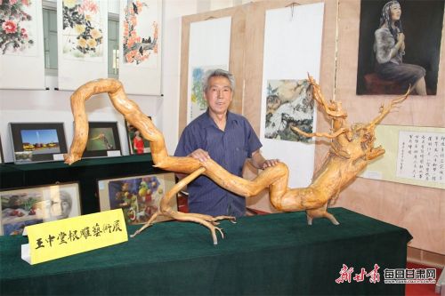 王中堂和他的根雕艺术作品.jpg