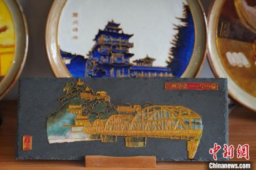 图为李海明工作室内展出的掐丝珐琅画作品。　九美旦增 摄