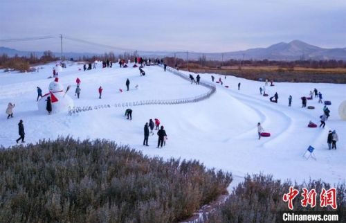 儿童雪橇车、雪地碰碰车、雪地悠波球、疯狂滑雪圈、雪道速滑等一系列迎春娱乐项目，吸引游人体验冰雪盛宴。　王斌银 摄