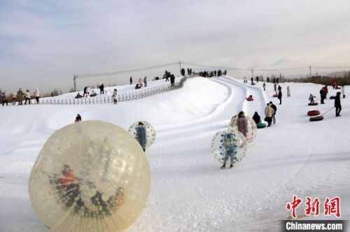 一系列冰雪娱乐运动项目，吸引众多游客前来体验冰雪运动乐趣，感受冰雪文化魅力。　张晓亮 摄