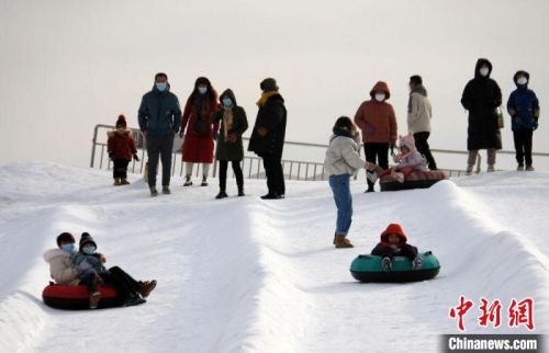 一系列冰雪娱乐运动项目，吸引众多游客前来体验冰雪运动乐趣，感受冰雪文化魅力。　张晓亮 摄