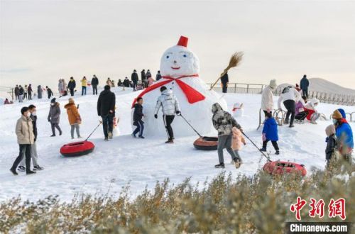 儿童雪橇车、雪地碰碰车、雪地悠波球、疯狂滑雪圈、雪道速滑等一系列迎春娱乐项目，吸引游人体验冰雪盛宴。　王斌银 摄