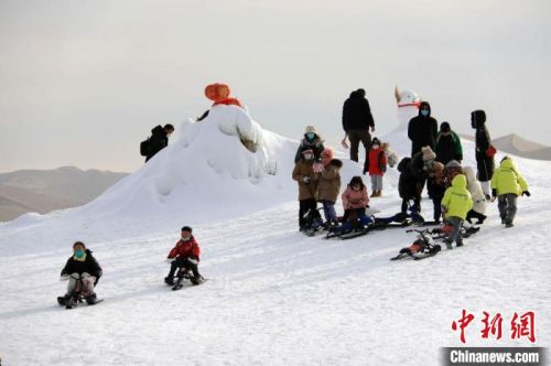 一系列冰雪娱乐运动项目，吸引众多游客前来体验冰雪运动乐趣，感受冰雪文化魅力。　张晓亮 摄