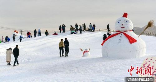 儿童雪橇车、雪地碰碰车、雪地悠波球、疯狂滑雪圈、雪道速滑等一系列迎春娱乐项目，吸引游人体验冰雪盛宴。　王斌银 摄