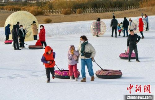 儿童雪橇车、雪地碰碰车、雪地悠波球、疯狂滑雪圈、雪道速滑等一系列迎春娱乐项目，吸引游人体验冰雪盛宴。　王斌银 摄