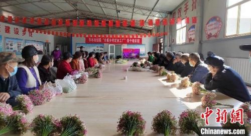 图为华亭市妇联举办的就业培训班。(资料图) 张小兵 　摄