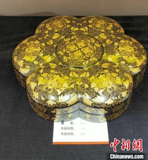 银奖作品：《脱胎描金漆器梅花捧盒》——梁文海、周振业 文博会组委会 供图