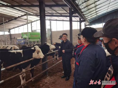 家畜繁殖员培训班中，学习氛围浓厚。老师的讲解为学员提供了系统的肉牛繁殖知识和成熟的技巧。彭博洋摄.jpg