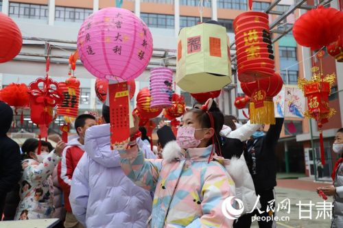 参与猜灯谜活动的孩子们。人民网 黄帆摄