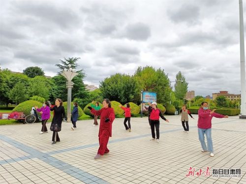 清晨广场上的太极拳健身队伍.jpg