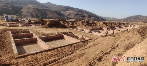 灵台县梁原乡温家庄村生态及地质灾害避险搬迁安置项目建设现场1（柳万德 摄）.JPG