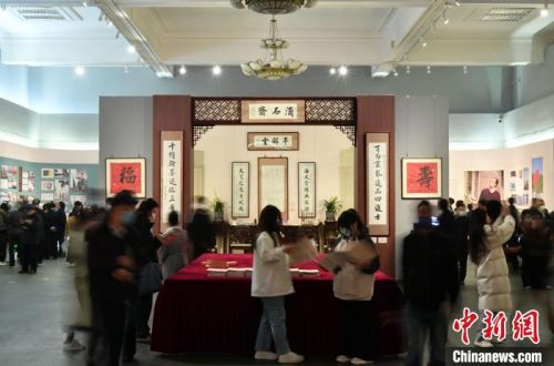 图为市民参观书法展。　翟羽佳 摄