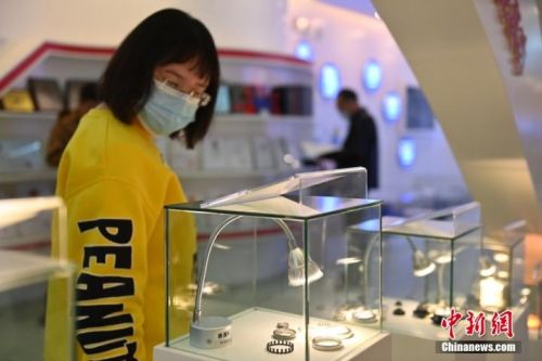 图为“航天510所”展示的科技产品吸引参观者。